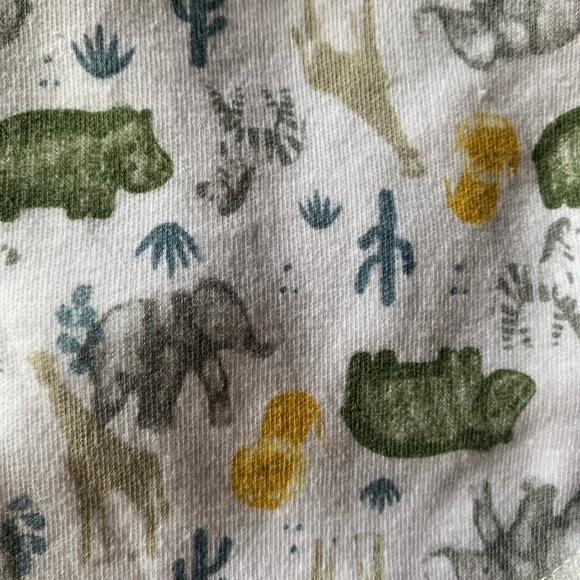 Baby Linen Lot; 4 Bibs, Hooded Towel, 3 Pack and play Sheets, 4 Burp Cloths - Picture 13 of 14